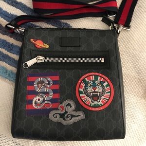 Gucci GG Supreme Courier Messenger Bag (Authentic)